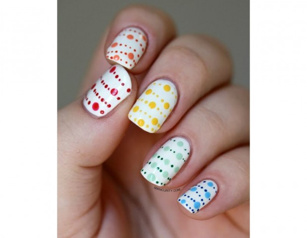 Rainbow manicure con pois