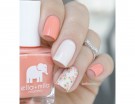 Accent nail con piccoli fiorellini