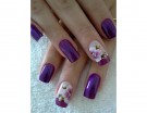 Accent nail floreale nei toni del viola