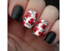 Mix&Match con fiori rossi e smalto nero opaco