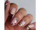 Manicure con fiori delicati