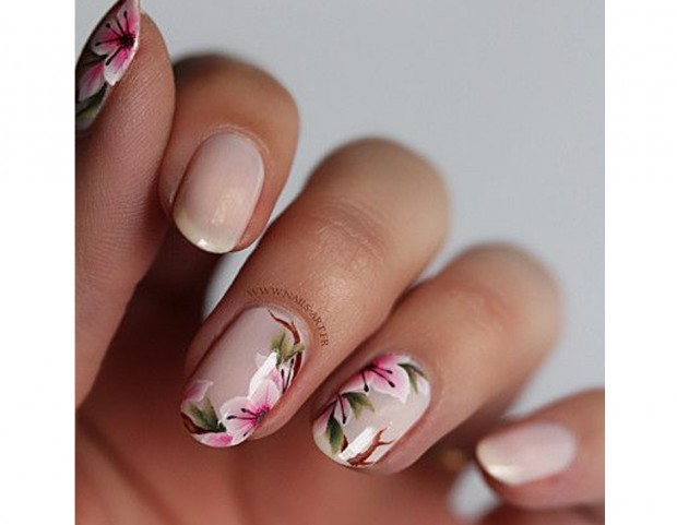 Manicure con fiori delicati