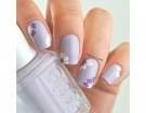 Manicure floreale nei toni del lilla