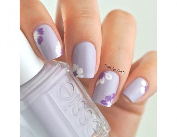 Manicure floreale nei toni del lilla