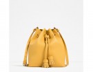 Color giallo sole, con nappine