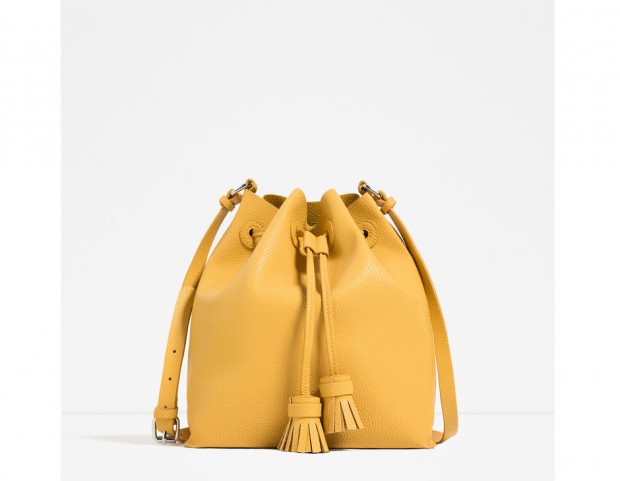 Color giallo sole, con nappine