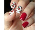 Fragoline e smalto rosso intenso per la nail art