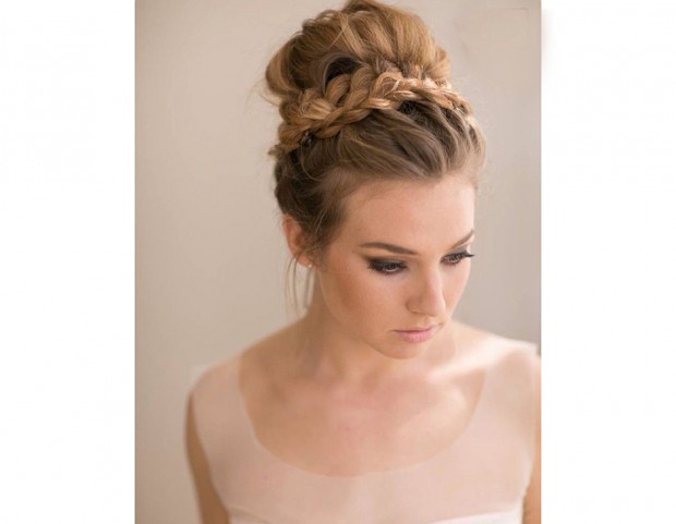 Chignon alto con trecce