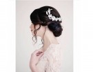 Chignon morbido con fiori bianchi