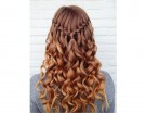 Capelli sciolti e mossi con treccia “waterfall”