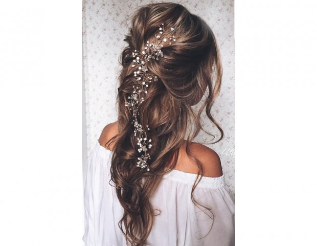 Capelli semi-raccolti con ramoscelli preziosi
