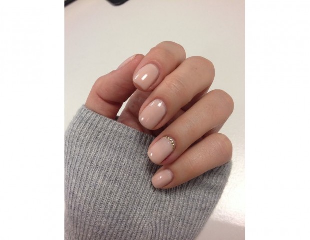 Applicazioni luminose per la nail art nude