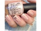 Piccoli pois e un cuoricino sull’accent manicure