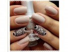 Accent manicure con smalto nude