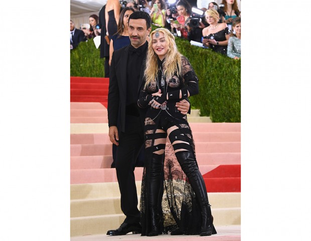 Madonna (in Givenchy) con Riccardo Tisci