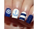 Blu e azzurro su base bianca per la manicure marinarette