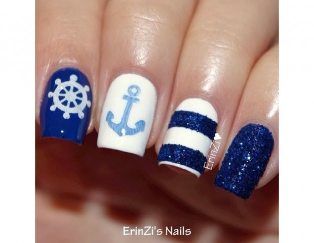 Blu e azzurro su base bianca per la manicure marinarette