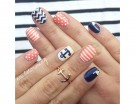 Righe e pois impreziosiscono la nail art