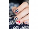 Accenti nei toni del rosso vivo per la nail art