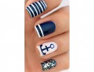 Righe, ancore e glitter per la manicure