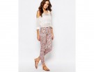 Pantaloni skinny con margherite stampate
