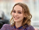 Smokey eyes nocciola e labbra al naturale per Lily Rose Depp