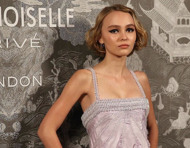 Taglio bob corto mosso e eyeliner protagonista per il beauty look di Lily Rose Depp