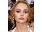 Ombretto malva per lo sguardo e rossetto nude per Lily Rose Depp