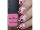 Nail art dolcissima con righe e zuccherini