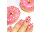 Decorazioni zuccherose sullo smalto rosa