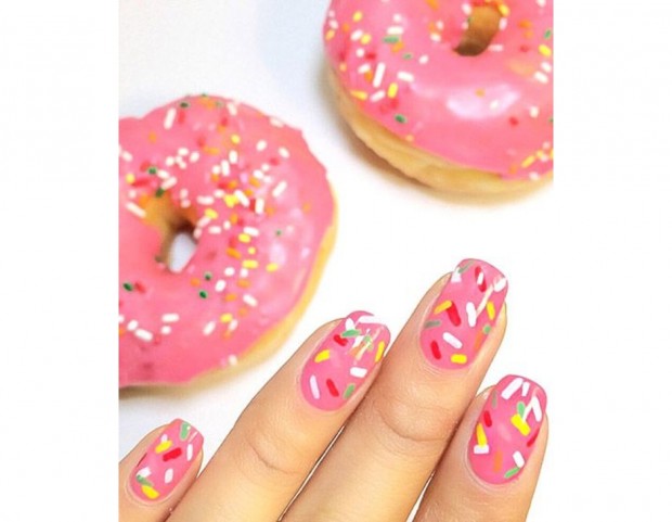 Decorazioni zuccherose sullo smalto rosa