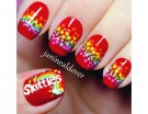 La manicure si ispira alle celebri caramelle multicolore