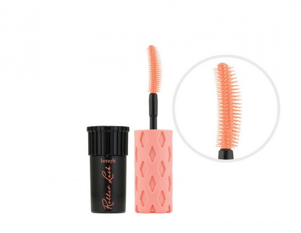 Lo scovolino Hook ‘n’ Roll™ cattura tutte le ciglia dalla radice, le incurva e le allunga Lo scovolino Hook ‘n’ Roll™ cattura tutte le ciglia dalla radice, le incurva e le allunga