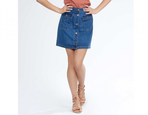 In denim con bottoni