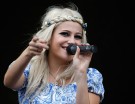 La cantante britannica adora anche applicare trecce elastiche a mo’ di tiara