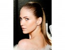 Realizza una ponytail alta per le giornate di pioggia
