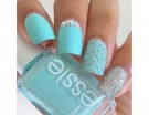 Accent manicure con base azzurra e glitter argento