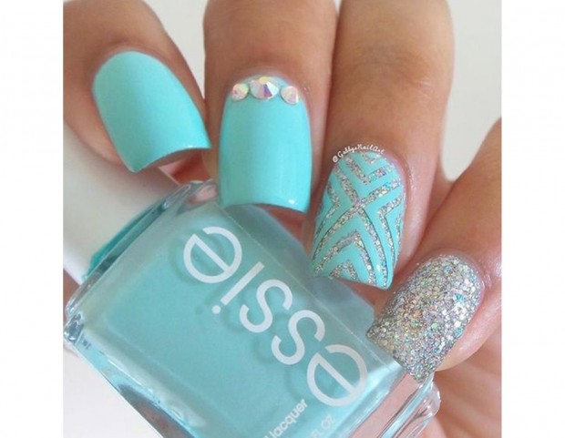 Accent manicure con base azzurra e glitter argento