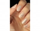 Nail art delicata nude con dettagli argento