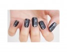 Dettagli etnici color argento su smalto nero