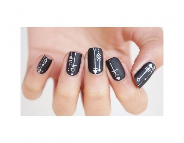 Dettagli etnici color argento su smalto nero