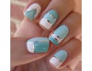 Nail art azzurro e bianco con linee argentate