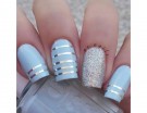 Linee argentate e glitter su base azzurro pastello