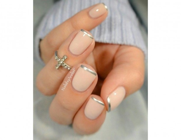 French manicure delicata con lunetta argento