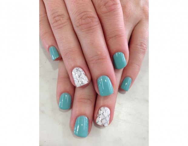 Accent manicure con dettagli incrociati color argento