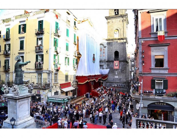 via-san-Gregorio-sfilata Dolce-Gabbana-Napoli