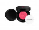 Unisce la luminosità di un blush e la praticità e facilità di applicazione di un prodotto compact
