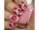 Smalto rosa e nail art con fragole rosse (Instagram)