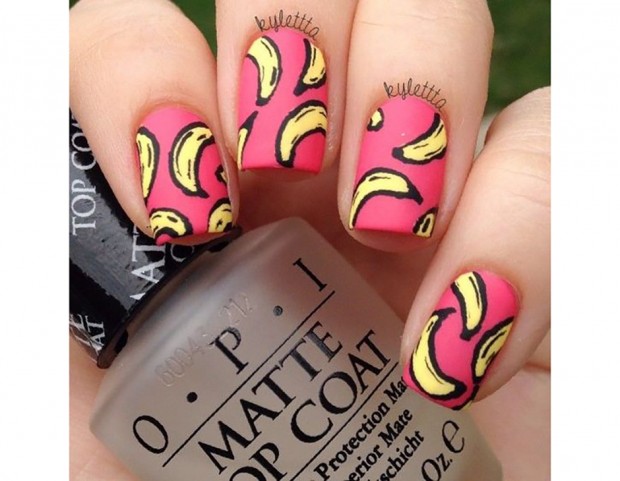 Nail art opaca con banane a contrasto (Instagram)