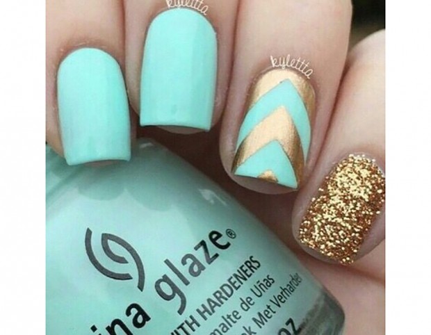 Accent nail geometrica e glitter oro (Pinterest)